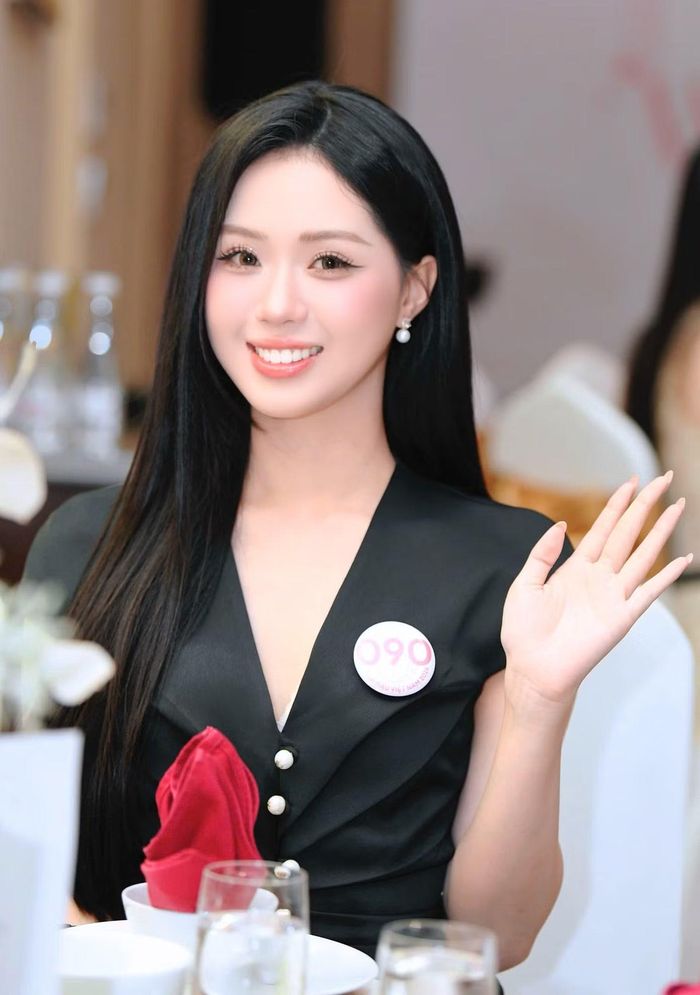 Khánh Vi cho biết là một sinh viên Ngoại thương, cô cảm thấy tự hào khi ngôi trường có những thế hệ phụ nữ vừa có tri thức, vừa biết dùng sức ảnh hưởng của mình để cống hiến cho xã hội. Khánh Vi ngưỡng mộ đàn chị học cùng trường - Hoa hậu Việt Nam 2016 Đỗ Mỹ Linh. "Điều khiến tôi ấn tượng nhất ở chị không chỉ là danh hiệu Hoa hậu Việt Nam, mà là cách chị gìn giữ giá trị của danh hiệu ấy bằng những hành động bền bỉ sau đăng quang. Đặc biệt, dự án Cõng điện lên bản của chị giúp tôi hiểu rằng, một hoa hậu không chỉ lan tỏa vẻ đẹp, mà còn tạo nên những giá trị rất thiết thực cho xã hội", cô nói.