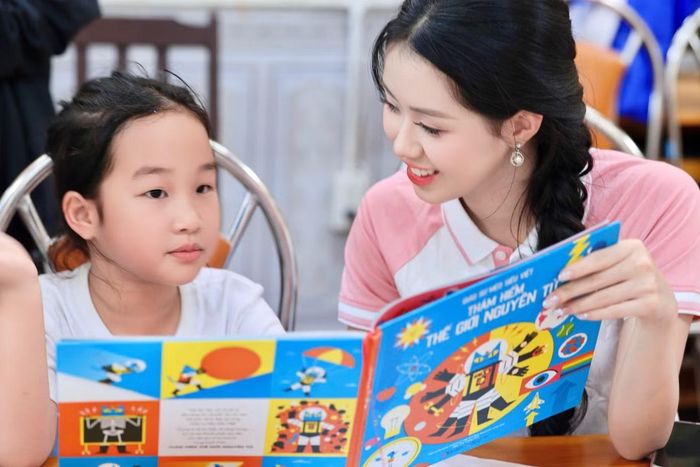 Khánh Vi cho biết tinh thần cống hiến không chỉ thể hiện qua những dự án lớn hay các hoạt động thiện nguyện quy mô, mà còn bắt đầu từ hành động nhỏ bé, thiết thực trong đời sống. Những trải nghiệm tại Hoa hậu Việt Nam giúp cô đồng cảm hơn với nhiều mảnh đời khó khăn và được bồi đắp tinh thần cống hiến, lan tỏa những nghĩa cử cao đẹp.