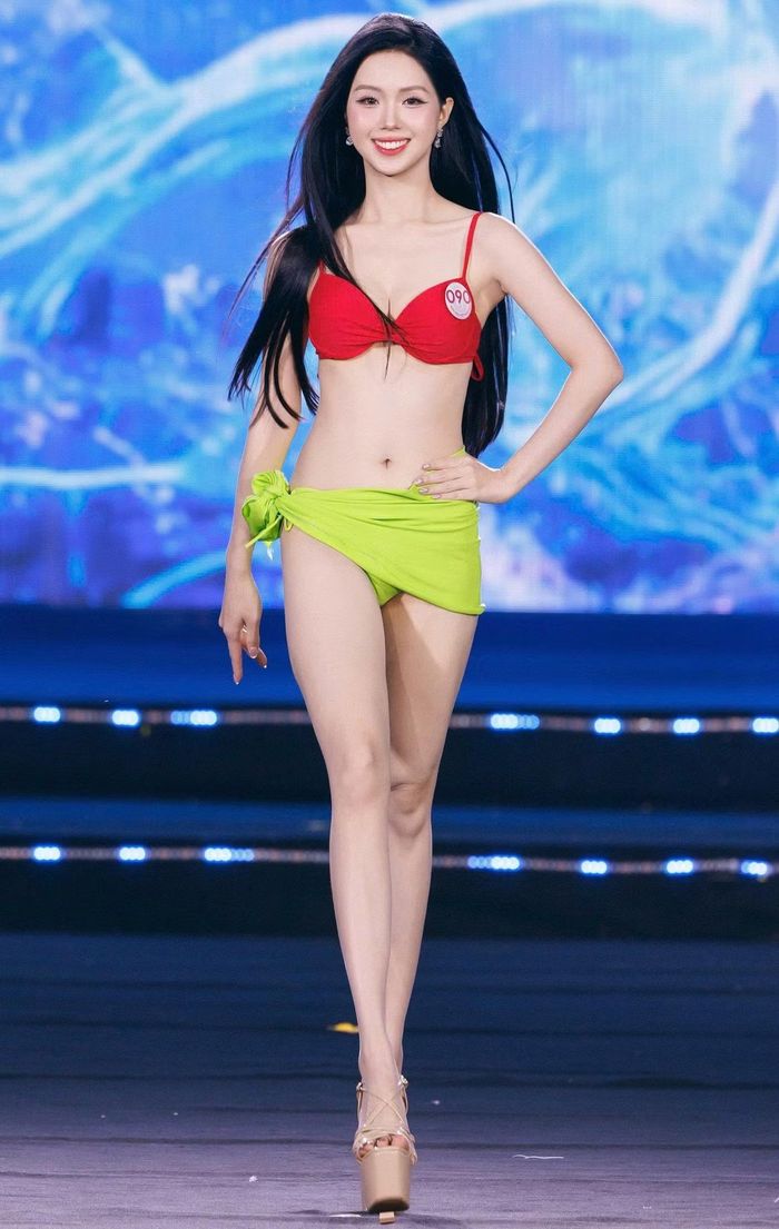 Khánh Vi trình diễn dạ hội, áo tắm trong đêm chung khảo. Trước đó, cô và 52 thí sinh có những ngày tập luyện cường độ cao để chuẩn bị cho các màn đồng diễn và tiết mục trình diễn trong chung khảo. Khánh Vi gây chú ý với gương mặt sáng sân khấu, nụ cười ngọt ngào, gây thiện cảm với khán giả.