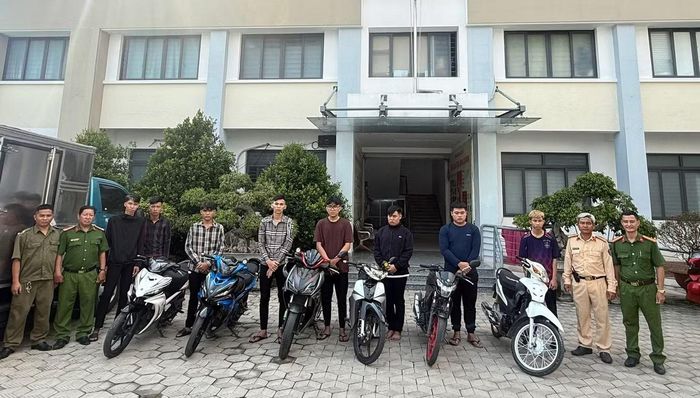 Nhóm thanh thiếu niên cùng tang vật.