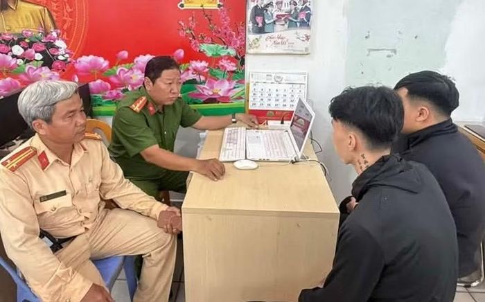 Công an làm việc với nhóm thanh thiếu niên.