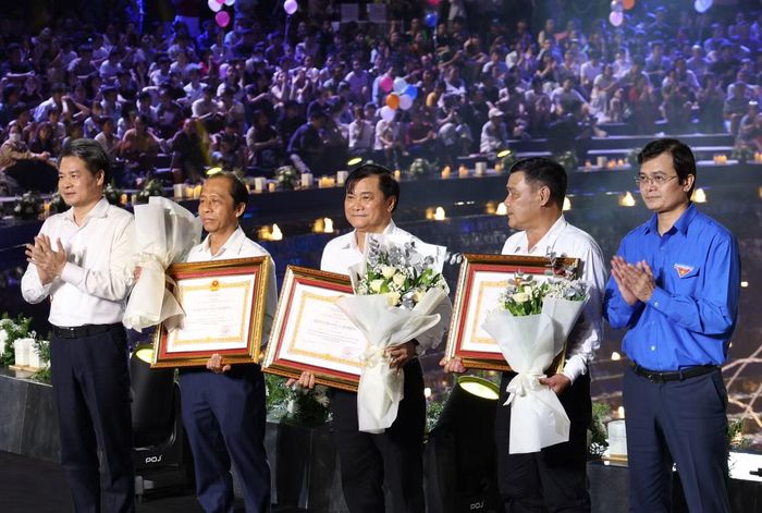 Nhà báo Nguyễn Ngọc Toàn cùng các tập thể, cá nhân vinh dự đón nhận những phần thưởng cao quý của Đảng, Nhà nước trong chương trình nghệ thuật chính luận “Nghĩa tình phương Nam - Cùng con đi tiếp cuộc đời” năm 2026. Ảnh: Ngô Tùng