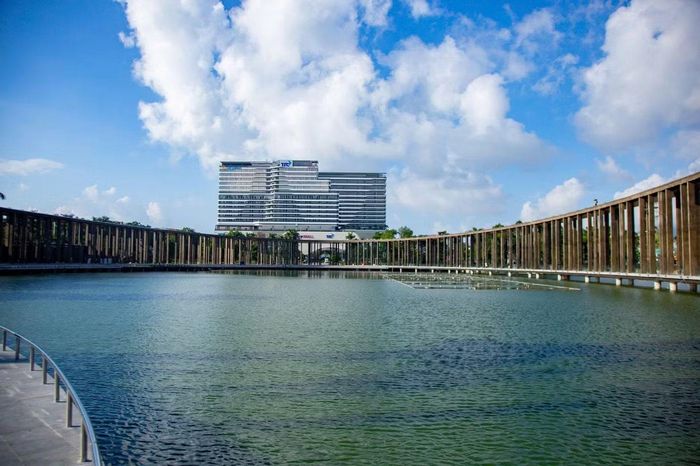 Du khách có thể vãn cảnh ngay giữa lòng hồ công viên 29 Tháng 3 sau khi "chiếc nhẫn vì hòa bình" hoàn thành.