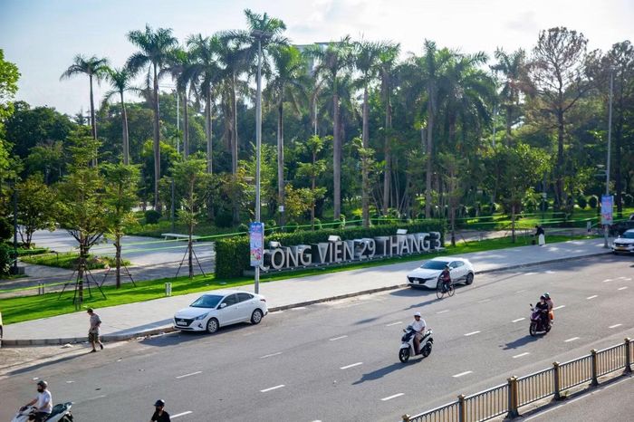 Dự án Nâng cấp, cải tạo Công viên 29 Tháng 3 được triển khai với các hạng mục gồm khối công trình gồm có "chiếc nhẫn vì hòa bình", công trình tại lối vào từ đường Nguyễn Tri Phương, các khu vệ sinh công cộng, các bến thuyền. Hạng mục kiến trúc cảnh quan bao gồm sân chơi ngoài trời, hệ thống phun nước nghệ thuật, sân khấu ngoài trời, sân thể thao, khu thể dục ngoài trời, bãi đỗ xe…