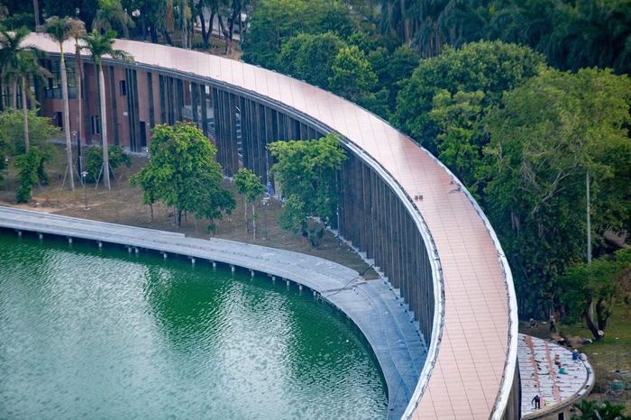 Chiếc nhẫn vì hòa bình uốn lượn qua những mảng xanh tại công viên. Công viên 29 Tháng 3 là lõi xanh nơi được mệnh danh là "lá phổi xanh" khu vực trung tâm thành phố Đà Nẵng.