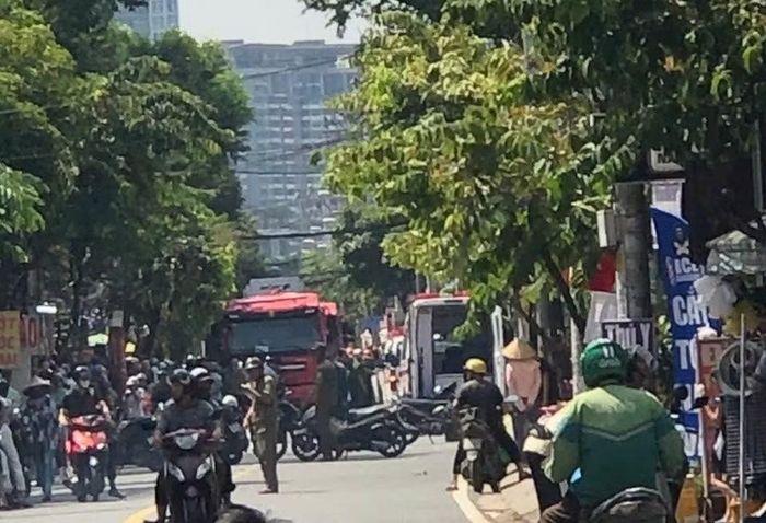 Lực lượng chức năng phong toả hiện trường vụ cháy. Ảnh: Ngọc Lâm