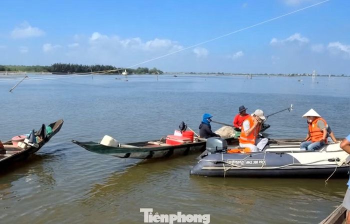 Lực lượng chức năng và người dân tổ chức tìm kiếm người mất tích trên phá Tam Giang vào sáng 17/10.