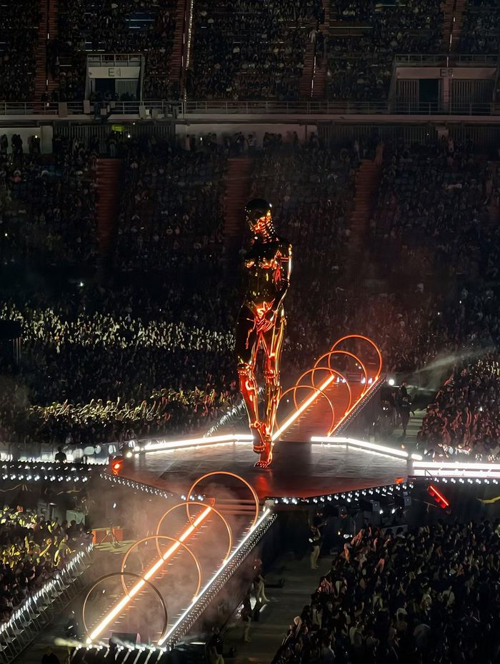 Hai đêm diễn của The Weeknd thu hút đông đảo khán giả Việt.
