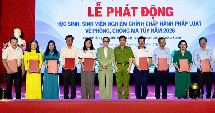 Đại diện các sở GD&ĐT, các cơ sở giáo dục thực hiện nghi thức kí cam kết nghiêm chỉnh chấp hành pháp luật về phòng, chống ma túy.