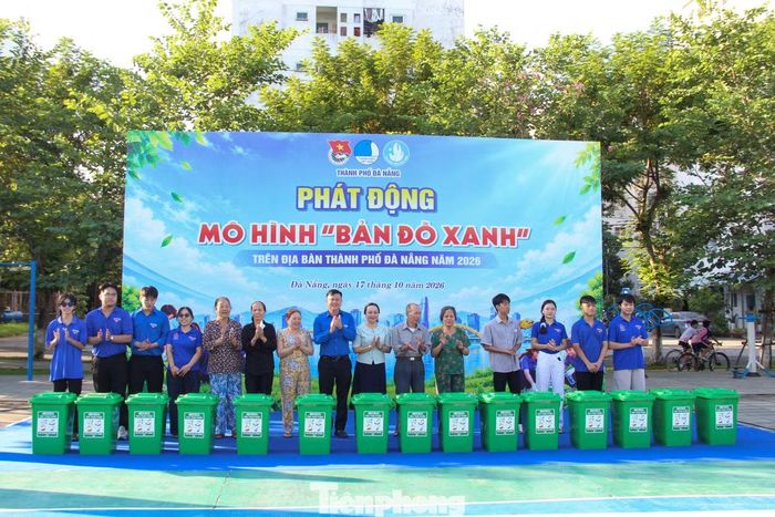 Cũng trong dịp này, Thành Đoàn Đà Nẵng đã trao tặng thùng rác cho 15 hộ dân khó khăn trên địa bàn phường, khuyến khích người dân bỏ rác đúng nơi quy định, giữ gìn vệ sinh môi trường ở khu dân cư.