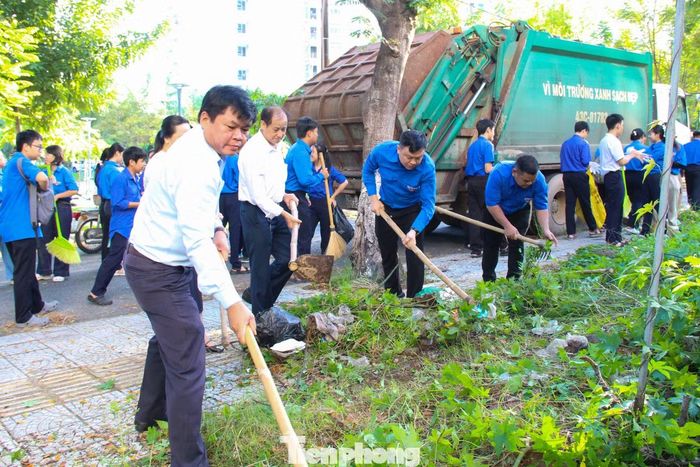 Từ sáng sớm, hơn 300 đoàn viên thanh niên đã có mặt ở khu vực Công viên Phong Bắc (phường Cẩm Lệ) để tiến hành dọn dẹp vệ sinh môi trường. Được biết, trên các tuyến đường xung quanh khu vực này có những "điểm nóng" về rác thải chưa được xử lý, gây ảnh hưởng đến cảnh quan môi trường cũng như đời sống của người dân.