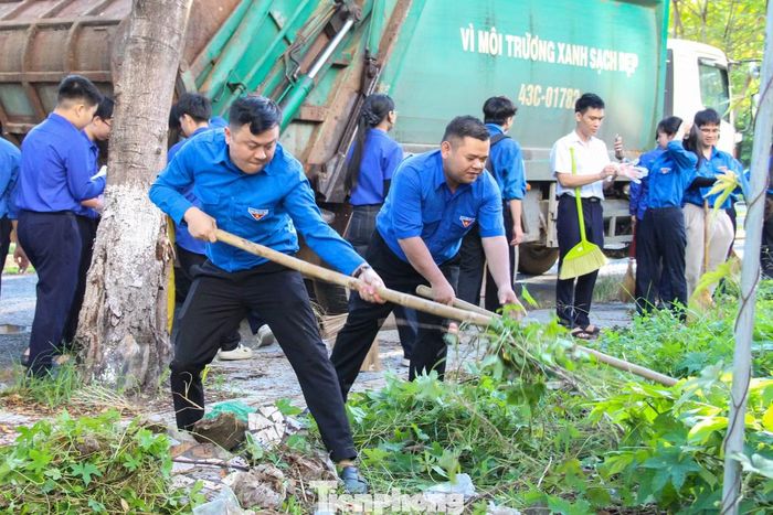 Theo anh Ông Văn Tùng - Phó Bí thư Đoàn phường Cẩm Lệ, lực lượng tình nguyện viên cũng như các chiến sĩ của Trường Quân sự Quân khu 5 triển khai dọn vệ sinh dọc các tuyến đường, dọn dẹp cây dại, rác thải xà bần do người dân tập kết tại các khu vực đặt thùng rác.