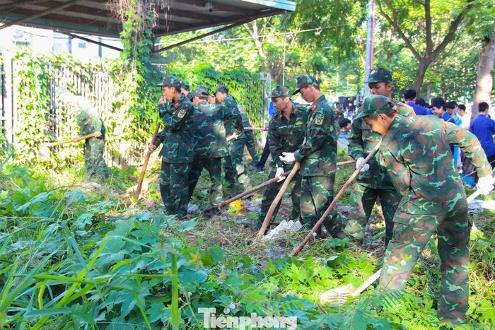 Sau đó, các đơn vị tổ chức ra quân làm sạch, ghi nhận kết quả sau ra quân, đồng thời, lắp đặt bảng tuyên truyền và duy trì kiểm tra, xử lý tình trạng tái diễn.