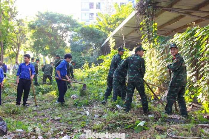 Sáng 17/10, Thành Đoàn Đà Nẵng phát động mô hình "Bản đồ xanh" năm 2026, đồng thời, các đơn vị Đoàn xã, phường cũng đồng loạt ra quân dọn vệ sinh, xóa các điểm đen môi trường trên địa bàn. Ảnh: Giang Thanh