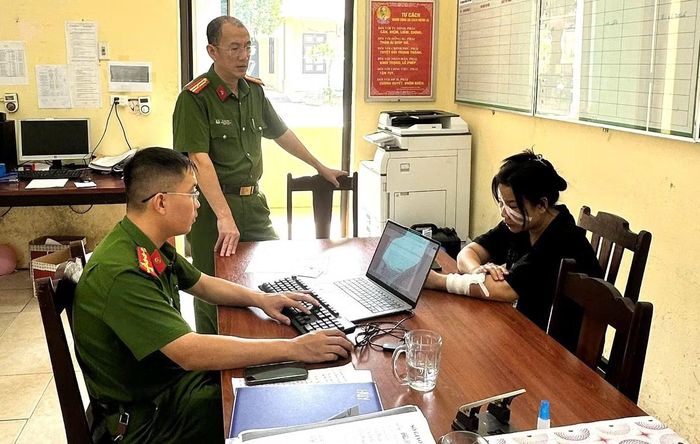 Cơ quan Công an làm việc với Hoàng Thọ Hương. Ảnh: Quang Huy