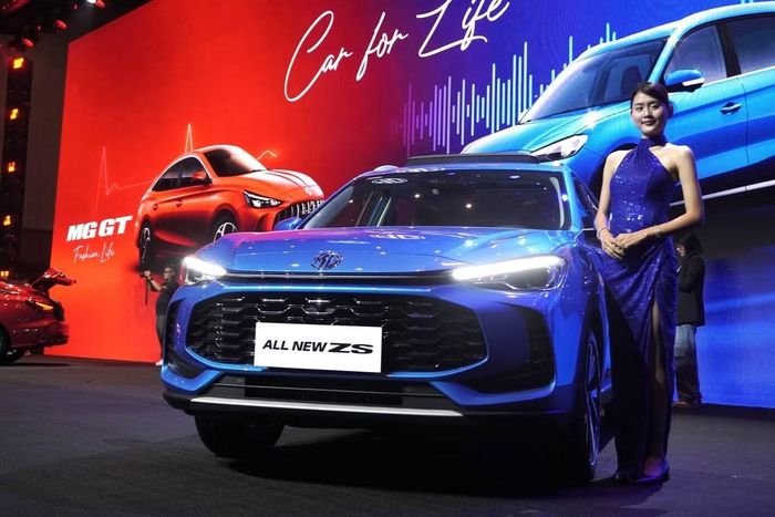  Ở phân khúc SUV cỡ B sử dụng hệ truyền động hybrid, mẫu xe này cạnh tranh với Toyota Yaris Cross﻿ HEV có giá 728 triệu đồng. Trong nhóm xe thương hiệu Trung Quốc, các đối thủ của MG ZS mới gồm Omoda C5 SHS-H Premium và Jaecoo J5 SHS-H Premium, cùng có giá 669 triệu đồng. 