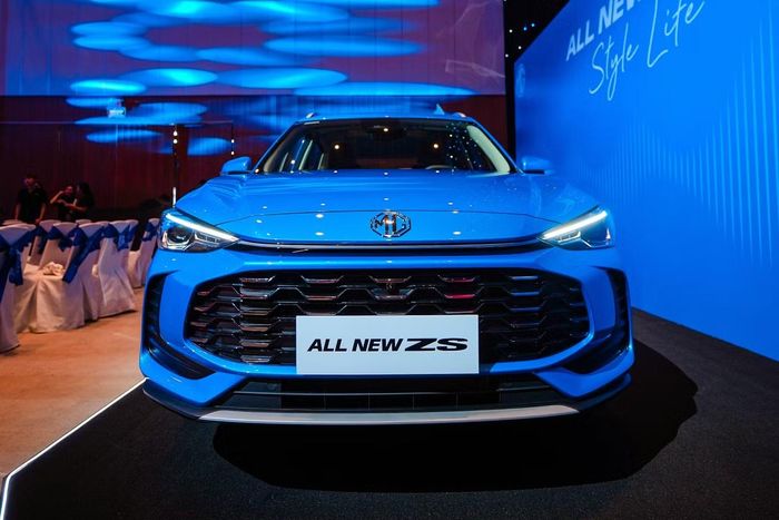 Về thiết kế, MG ZS thế hệ mới vẫn duy trì kiểu dáng tổng thể quen thuộc nhưng được tinh chỉnh ở một số chi tiết. Phần đầu xe nổi bật với lưới tản nhiệt cỡ lớn, mở rộng sang hai bên, kết hợp cụm đèn chiếu sáng LED Projector.