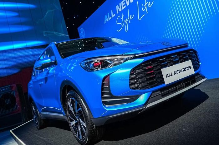 Theo công bố, MG ZS thế hệ mới chỉ có một phiên bản hybrid với giá bán 668 triệu đồng. Con số này cao hơn đáng kể so với mức 518-588 triệu đồng của thế hệ trước.