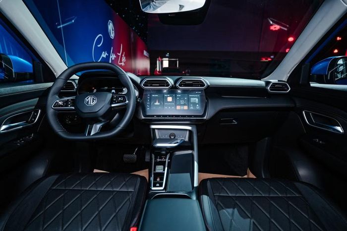 Màn hình giải trí trung tâm được nâng kích thước lên 12,3 inch, hỗ trợ Apple CarPlay và Android Auto. Phía sau vô-lăng là màn hình thông tin kích thước 7 inch. Các trang bị tiện nghi đáng chú ý gồm cửa sổ trời toàn cảnh, điều hòa tự động tích hợp lọc bụi mịn PM2.5, sạc điện thoại không dây và cốp đóng mở điện.