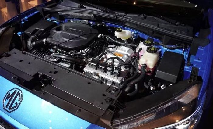  MG ZS mới sử dụng động cơ xăng 1.5L kết hợp mô-tơ điện và bộ pin dung lượng 1,83 kWh, cho tổng công suất 197 mã lực. Khác với nhiều mẫu xe hybrid﻿ trên thị trường sử dụng hộp số e-CVT, mẫu SUV này được trang bị hộp số tự động 3 cấp 3-eAT. 