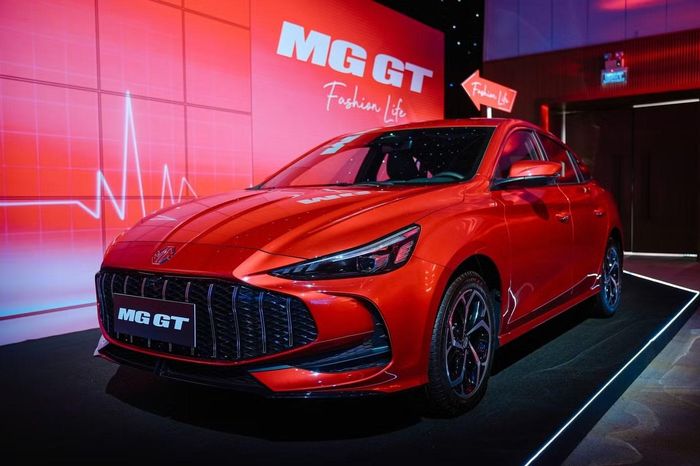  Bên cạnh MG ZS hybrid﻿, thương hiệu ô tô Trung Quốc này cũng giới thiệu mẫu MG GT mới sẽ thay thế MG5 tại thị trường Việt Nam. Dòng sedan cỡ C này bán ra 2 phiên bản, kèm mức giá 512-586 triệu đồng. 