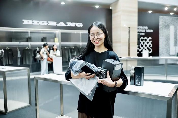 Chị Châm Vũ, một fan BIGBANG lâu năm “trên tay” thành quả sau chuyến shopping tại Official Pop-up BIGBANG.