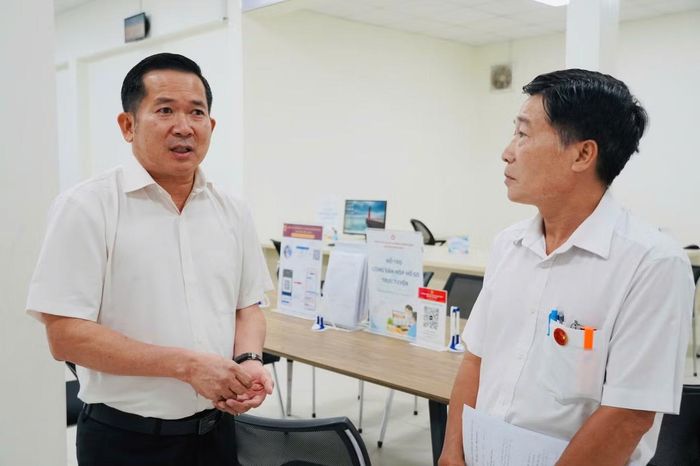 Ông Đinh Văn Nơi kiểm tra công tác giải quyết thủ tục hành chính tại đặc khu Phú Quốc.