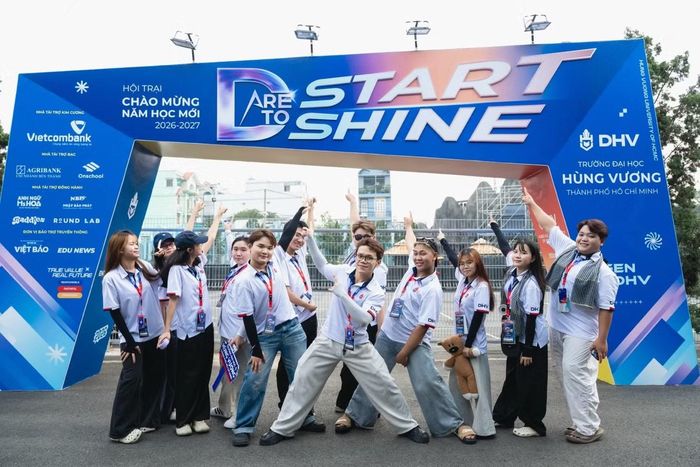 Hình ảnh: Sinh viên DHV tham gia thử thách, phối hợp cùng đồng đội, thể hiện tinh thần năng động và kết nối tại Team Building 2026