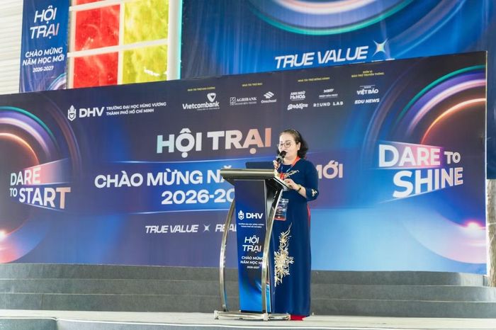 Hình ảnh: TS. Nguyễn Thị Mỹ Dung - Phó hiệu trưởng Nhà trường phát biểu khai mạc Hội trại