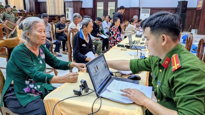 Công an tỉnh An Giang phối hợp các đơn vị liên quan thu nhận mẫu ADN của thân nhân liệt sĩ chưa xác định danh tính.