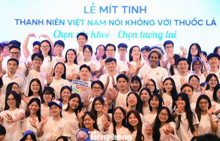 Các đại biểu và đoàn viên, thanh niên cùng thể hiện quyết tâm hành động nói không với thuốc lá. Ảnh: Xuân Tùng