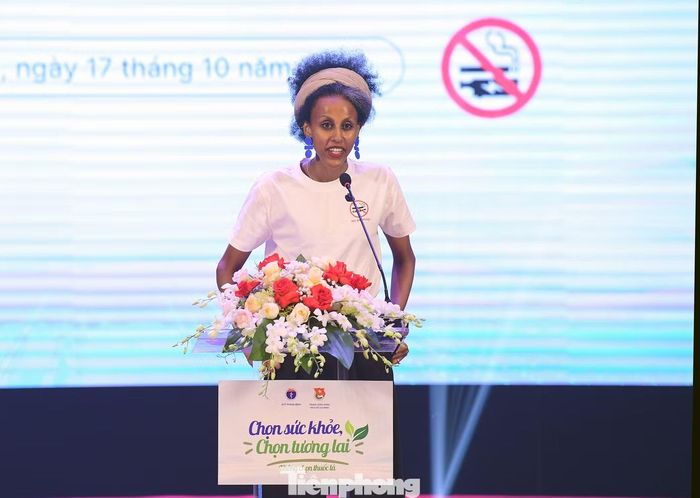 Bà Mimi Melles-Brewer - Trưởng nhóm Sống khỏe & Môi trường, Tổ chức Y tế Thế giới (WHO) tại Việt Nam phát biểu tại chương trình. Ảnh: Xuân Tùng