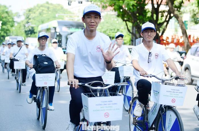 Các bạn trẻ đạp xe diễu hành “Thanh niên Việt Nam nói không với thuốc lá - Chọn sức khỏe, chọn tương lai”. Ảnh: Xuân Tùng