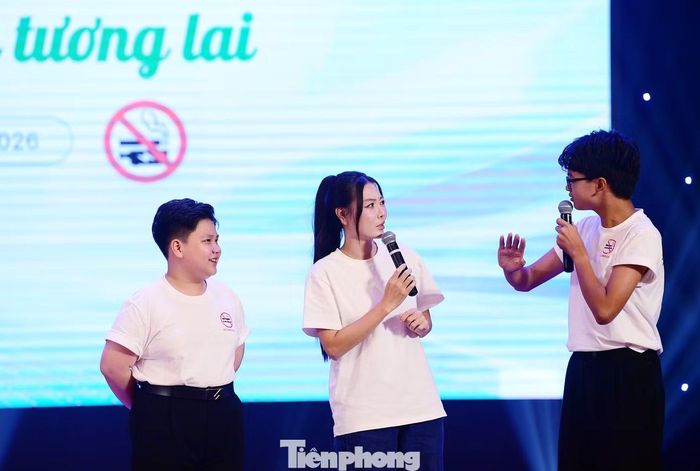 Các đại sứ của chương trình Thanh Hương, Cao Phú Quý và Bùi Nguyên Gia Bảo trong tiểu phẩm "nói không với thuốc lá". Ảnh: Xuân Tùng