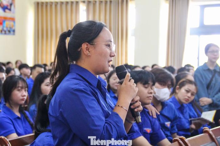 Các bạn trẻ thực hành các kỹ năng sơ cấp cứu cơ bản.
