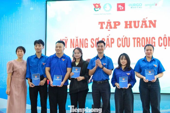 Trao học bổng cho đoàn viên, thanh niên, sinh viên có hoàn cảnh khó khăn.