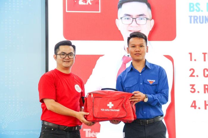 Dự án AidFirst tặng túi sơ cấp cứu cho Thành Đoàn Đà Nẵng.