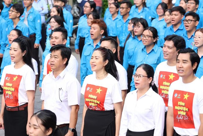 Buổi hoạt động có sự tham gia của lãnh đạo Ban Tuyên giáo Thành ủy TPHCM, các văn nghệ sĩ và hơn 3.000 bạn trẻ là đoàn viên thanh niên, hội viên, sinh viên thành phố.