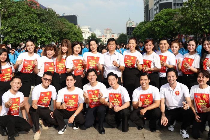  Những thành viên Đội Tình nguyện viên nghệ sĩ TPHCM cũng tích cực đồng hành với sự kiện đồng ca nói riêng và chuỗi hoạt động kỷ niệm nói chung. Mới đây, các nghệ sĩ đã cùng hòa vang ca khúc "Bài ca không quên﻿" tại Công viên văn hóa Lê Thị Riêng", hòa chung nhịp đập tri ân sâu sắc đến những Anh hùng liệt sĩ đã ngã xuống vì nền độc lập, tự do của Tổ quốc. 