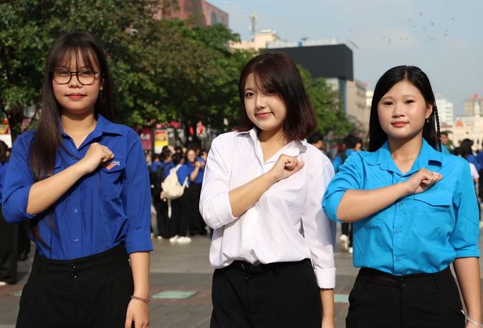 Bạn Phùng Ngọc Ti Ti (bìa phải, sinh viên Trường Đại học Giao thông vận tải TPHCM) bày tỏ niềm phấn khởi góp mặt trong hoạt động này. Nữ sinh cho biết tự hào khi thấy đất nước ngày càng phát triển, tổ chức Hội Liên hiệp Thanh niên cũng tiên phong hơn trong các phong trào, hoạt động cho thanh niên, hội viên.