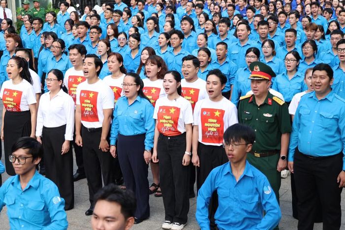 Lời bài hát mang khí thế hào hùng, rộn rã, cổ vũ người trẻ hăng say cống hiến, dựng xây cuộc đời.