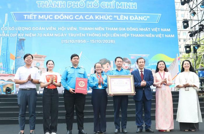 Ngay sau phần đồng diễn, Tổ chức Kỷ lục Việt Nam (VietKings) đã trao Bằng xác lập kỷ lục ghi nhận hơn 3.000 đoàn viên, hội viên, thanh niên tham gia đồng ca ca khúc "Lên đàng". VietKings khẳng định: Đây không chỉ là dấu ấn về quy mô của một hoạt động cộng đồng mà còn là sự ghi nhận một khoảnh khắc đẹp, nơi sức trẻ, tinh thần đoàn kết và niềm tự hào dân tộc cùng hòa chung một nhịp. Ảnh: Ngô Tùng
