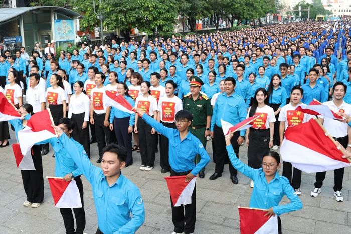 Cùng với phần đồng ca, thanh niên cũng thực hiện màn trình diễn semaphore.