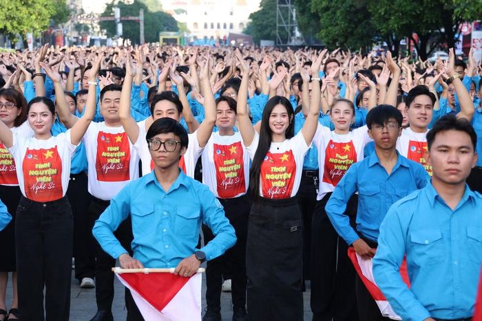 Trong không khí phấn khởi, hào hứng, hàng ngàn bạn trẻ và các nghệ sĩ hòa vang ca khúc Lên đàng (sáng tác: Lưu Hữu Phước - Huỳnh Văn Tiểng).