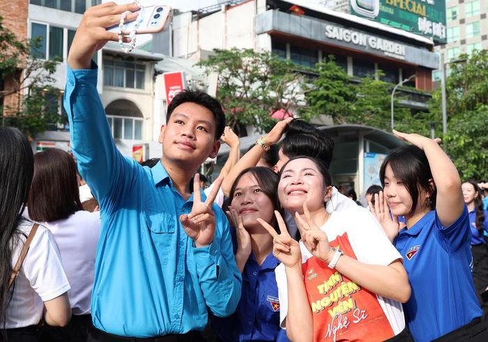  Ca sĩ Nguyễn Duyên Quỳnh - Công dân trẻ tiêu biểu TPHCM 2025 nhiệt tình tham gia sự kiện. Nữ ca sĩ cũng tham gia trình diễn tại nhạc hội Thanh niên TPHCM trong chuỗi hoạt động kỷ niệm 70 năm Ngày truyền thống Hội Liên hiệp Thanh niên Việt Nam﻿. 