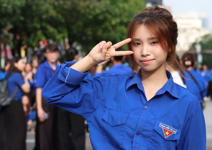  Mặc áo xanh thanh niên Việt Nam, Khánh Ly cho biết yêu thích hoạt động bởi được cùng mọi người hòa giọng trong ca khúc Lên đàng đầy ý nghĩa, qua đó cảm nhận tinh thần đoàn kết. "Hoạt động này còn là dịp em gặp gỡ, giao lưu kết bạn và lưu giữ nhiều kỷ niệm đẹp bên bạn bè", Khánh Ly chia sẻ. 