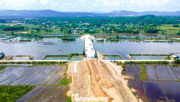 Tại cầu Trường Giang, đến giữa tháng 8, sau khi được bàn giao thêm mặt bằng, nhà thầu mới có điều kiện triển khai thi công móng cọc khoan nhồi tại các trụ T8, T9 và mố M2 phía đông cầu.