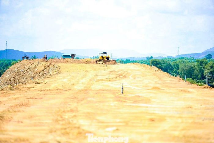 Theo đánh giá của đơn vị thi công, riêng phần khối lượng còn lại tại cầu Trường Giang cần khoảng 6-7 tháng mới có thể hoàn thành. Với thời gian thực hiện dự án không còn nhiều, mục tiêu hoàn thành toàn bộ công trình vào cuối tháng 12 là rất khó khăn.