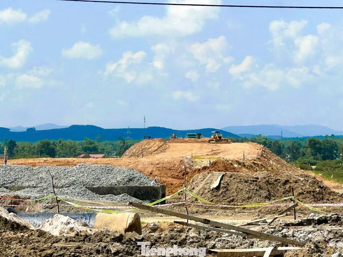 Theo Ban Quản lý dự án đầu tư xây dựng các công trình giao thông và nông nghiệp Đà Nẵng, đến nay chủ đầu tư được bàn giao khoảng 3,6 km mặt bằng, nhưng các đoạn chưa liền mạch. Giá trị xây lắp toàn dự án đạt khoảng 67% giá trị hợp đồng.