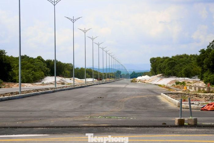 Dự án đường trục chính Tam Hòa khởi công tháng 4/2023, dự kiến hoàn thành vào tháng 4/2025 nhưng nhiều lần phải gia hạn do vướng giải phóng mặt bằng. UBND tỉnh Quảng Nam trước đây gia hạn đến ngày 31/12/2025, sau đó TP. Đà Nẵng tiếp tục điều chỉnh đến cuối năm 2026. Tuy nhiên, đến giữa tháng 10/2026, giá trị xây lắp mới đạt khoảng 67%, trong khi 1,2 km mặt bằng vẫn chưa được bàn giao.